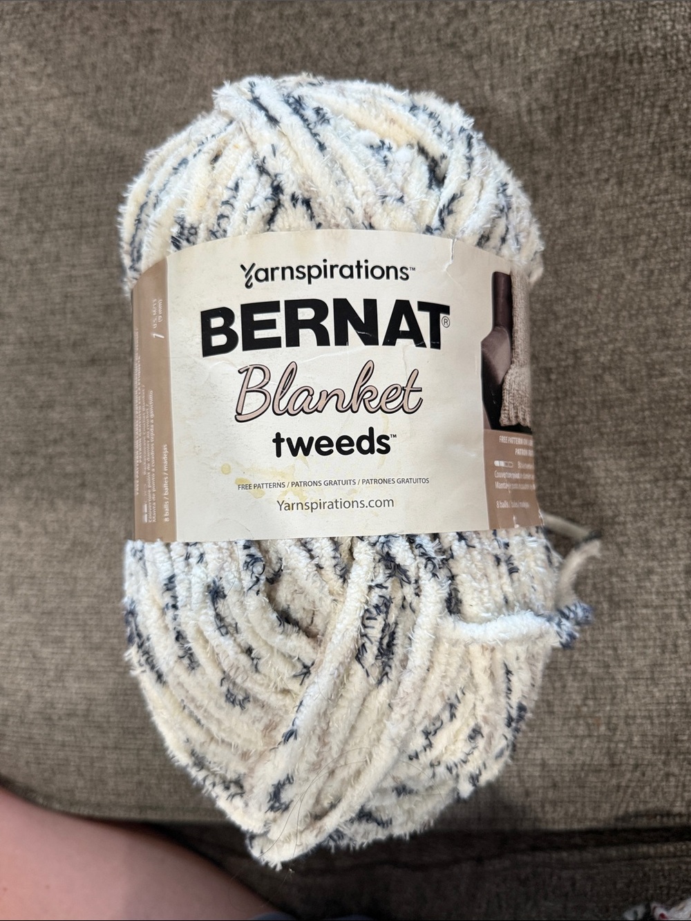 Been at Blanket Tweeds Yarn Ball - white with blue Speckle